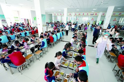 校餐桌 护佑一代成长麻将胡了网址守好一(图1)